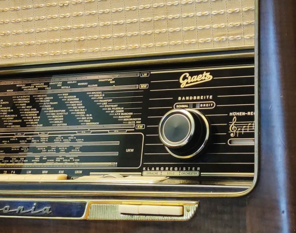 Foto der Kanäle eines alten Radios